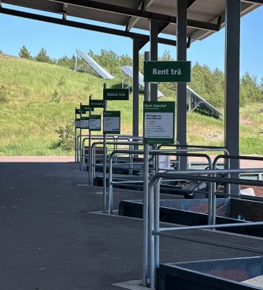 Mise åvc med skyltar för olika avfallstyper 