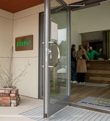 Entren till mises kontor med ett par som får service av mises kundrådgivare 