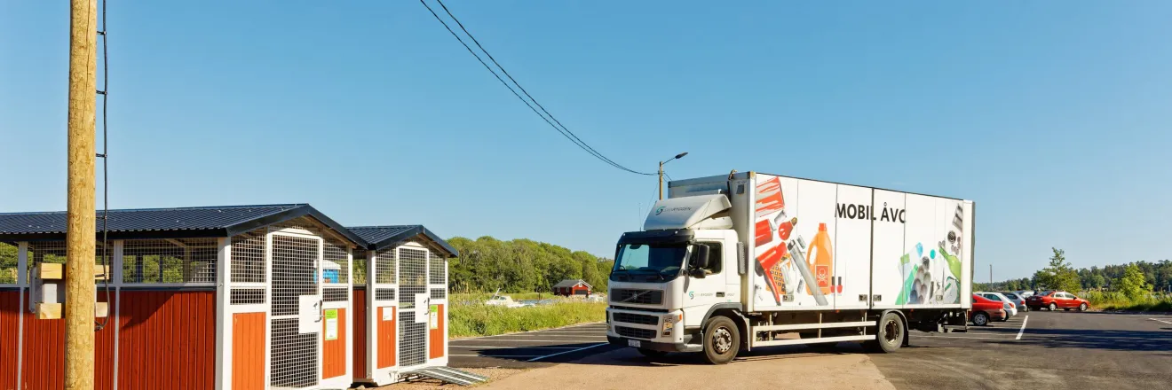 Misebilen bredvid två låsta hus