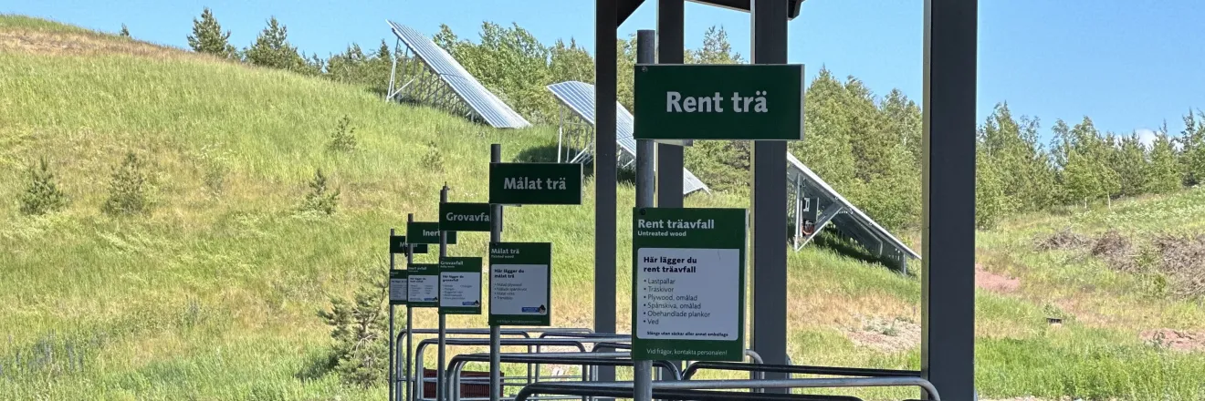 Mise åvc med skyltar för olika avfallstyper 