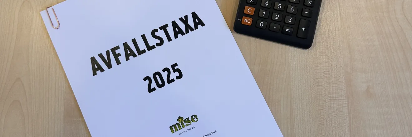 Mises avfalstaxa för 2025 brevid en miniräknare på ett bord